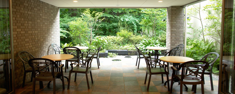 a-tohoteruforonアートホテルフォロン軽井沢のカフェ、パブロのテラス席