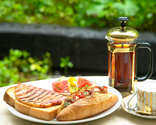 別荘地の緑に包まれてのお食事は軽井沢ならでは